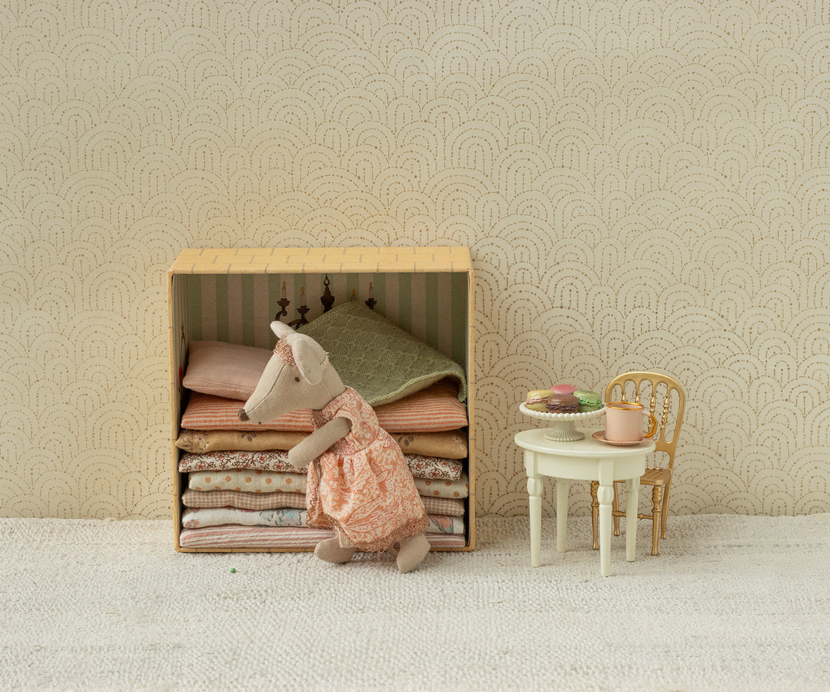 Maileg - Vintage Side Table Mouse - Off White