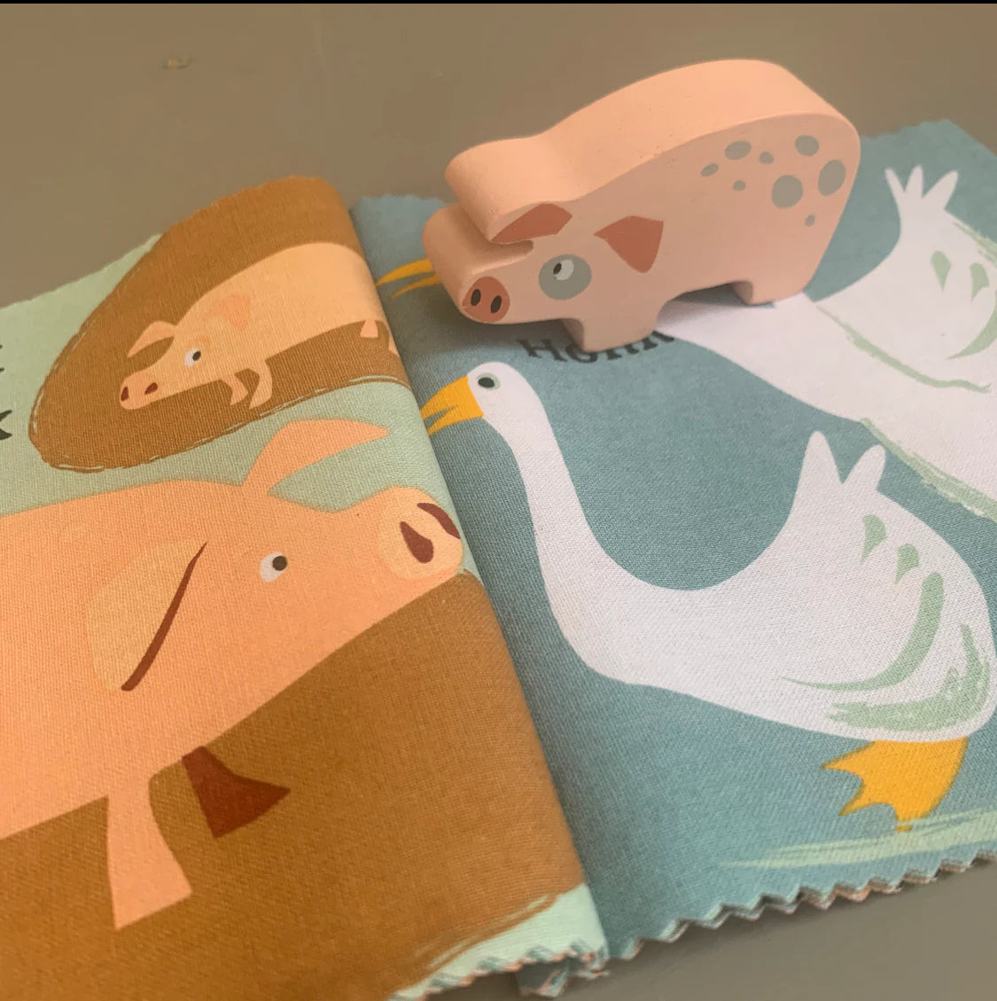 Threadbear - The Noisy Farmyard Rag Book
